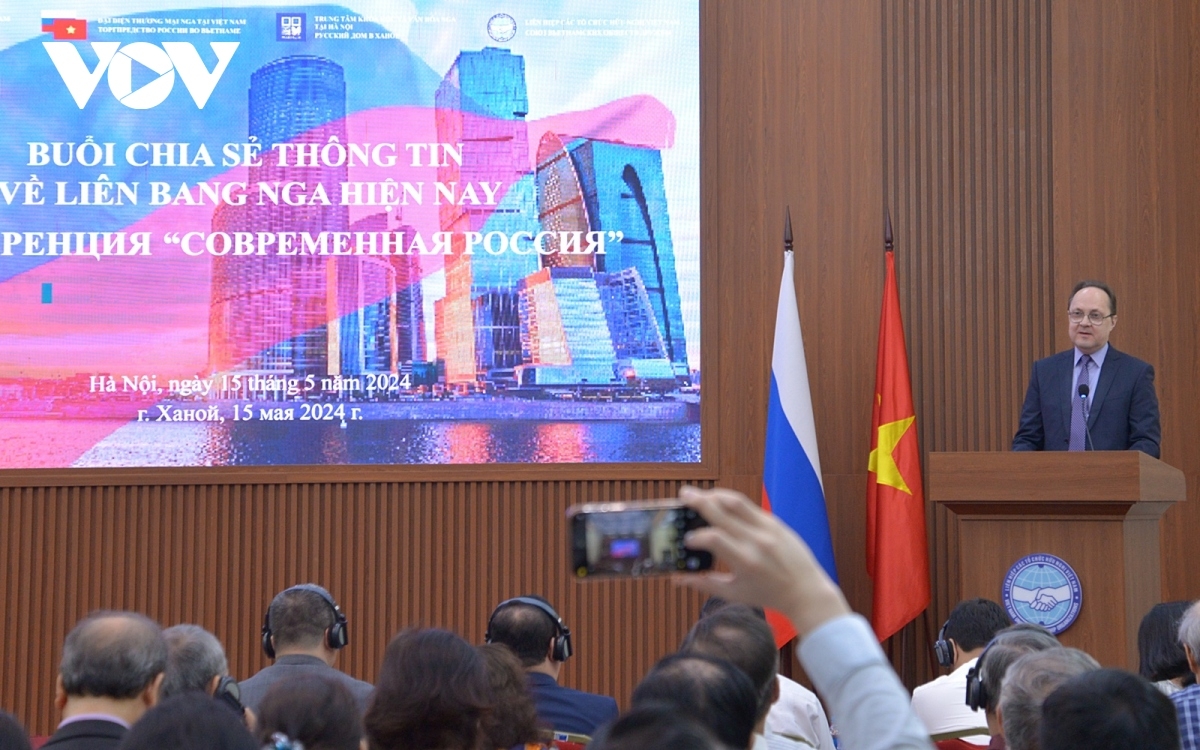  Russian Ambassador to Vietnam Gennady Stepanovich Bezdetko shares information about the situation in Russia at the event