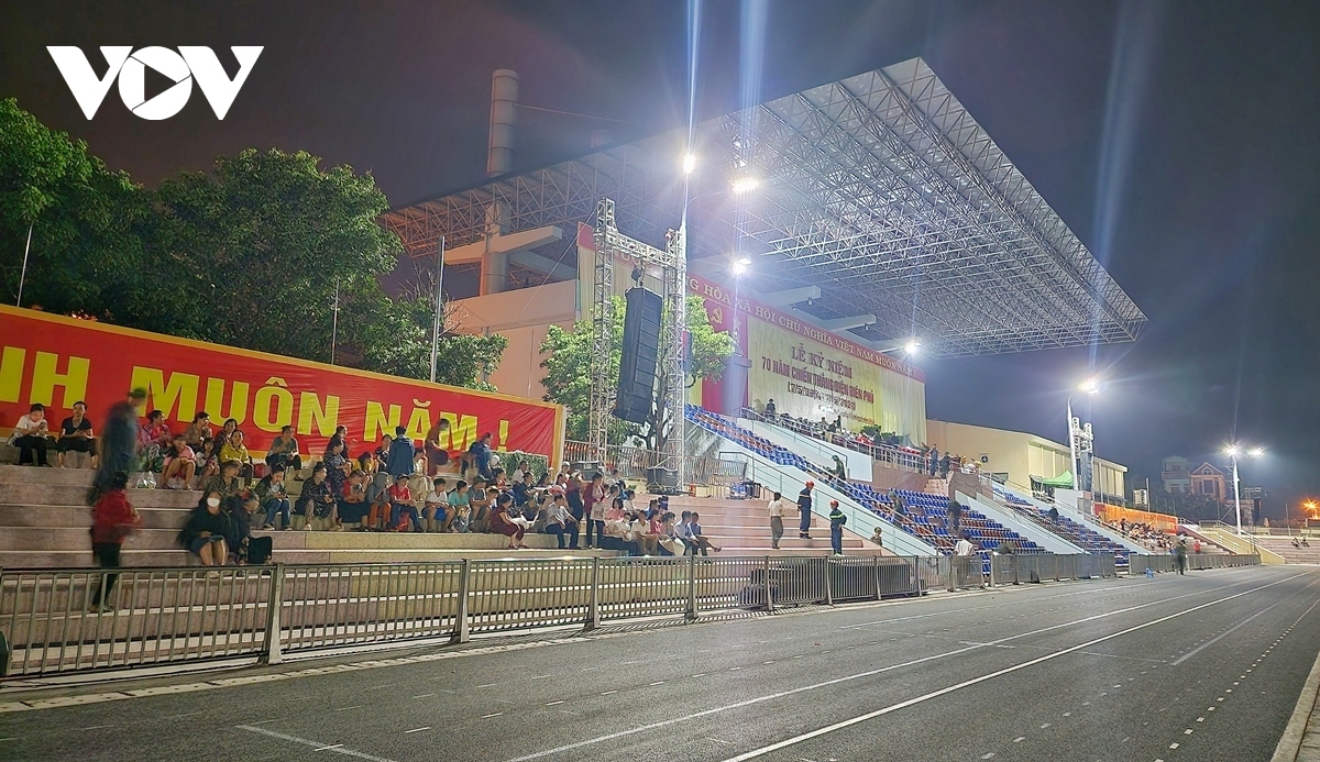 The pre-rehearsal draws plenty of attention from many local residents and tourists.