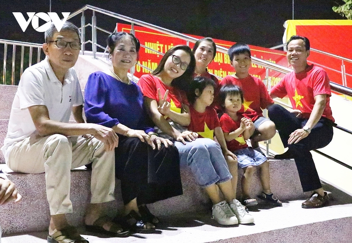 Le Thi Thoa, a spectator from Bac Ninh province, about 600km away from Dien Bien, says her family arrive at the stadium at 3:30 a.m. on May 2 to wait for the pre-rehearsal.
