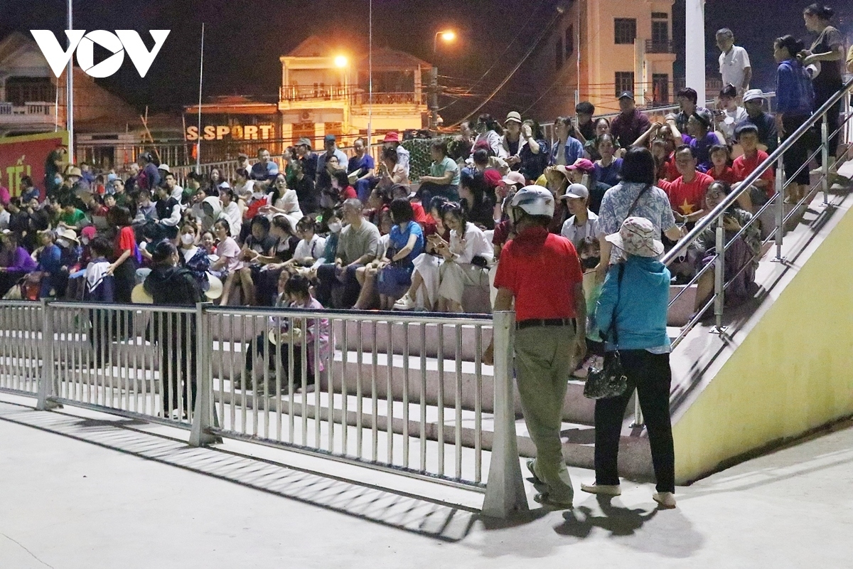 Despite spending a sleepless night outdoors, many are eager to see military forces join the practice ahead of the official rehearsal.