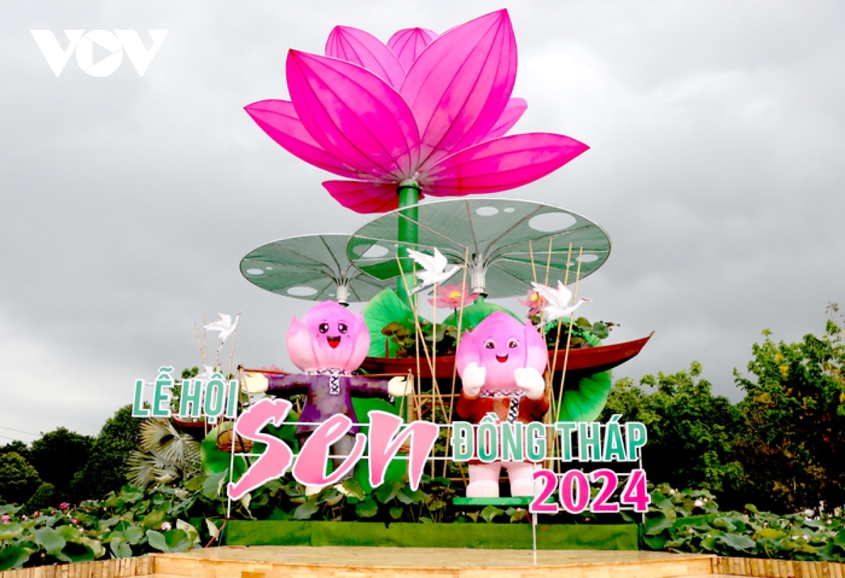 This marks the second time that a lotus festival has been held in Dong Thap, aiming to promote the economic value of the lotus flower and attract more tourists to the Mekong Delta region.