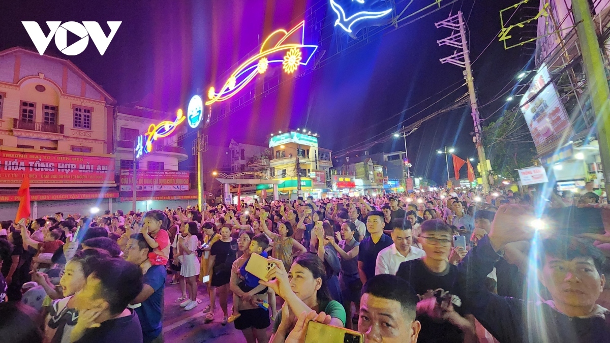 Hundreds of drones taking off into the night sky serve to bring a spectacle of dancing lights in the night which are synchronised to music, leaving spectators in both awe and wonder.