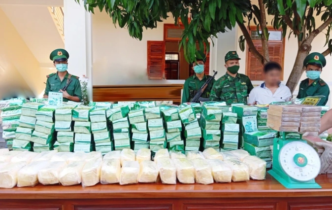 A total of 198 kg of drugs are seized by the border guards
(Photo: sggp.org.vn)