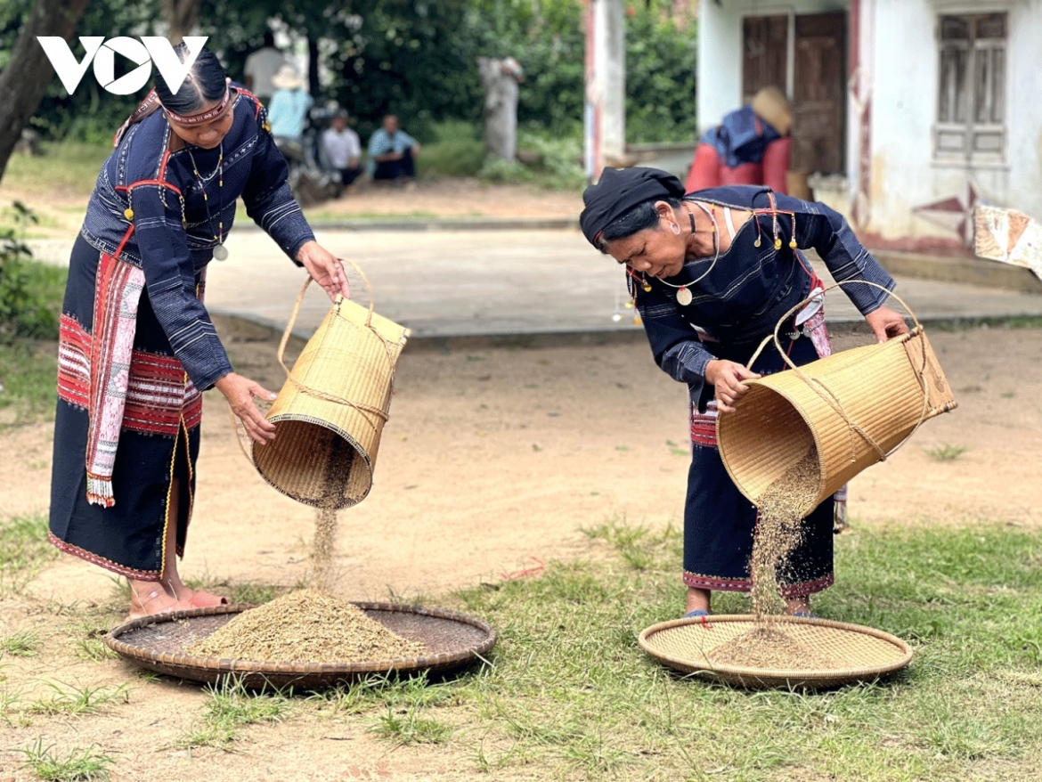 Women from the Bahnar ethnic group often gather together to make special wine in order to prepare for festivals.