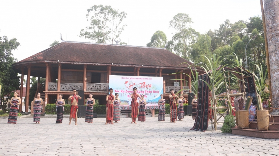 The ceremony takes place on the morning of May 16 in A Luoi Square.
