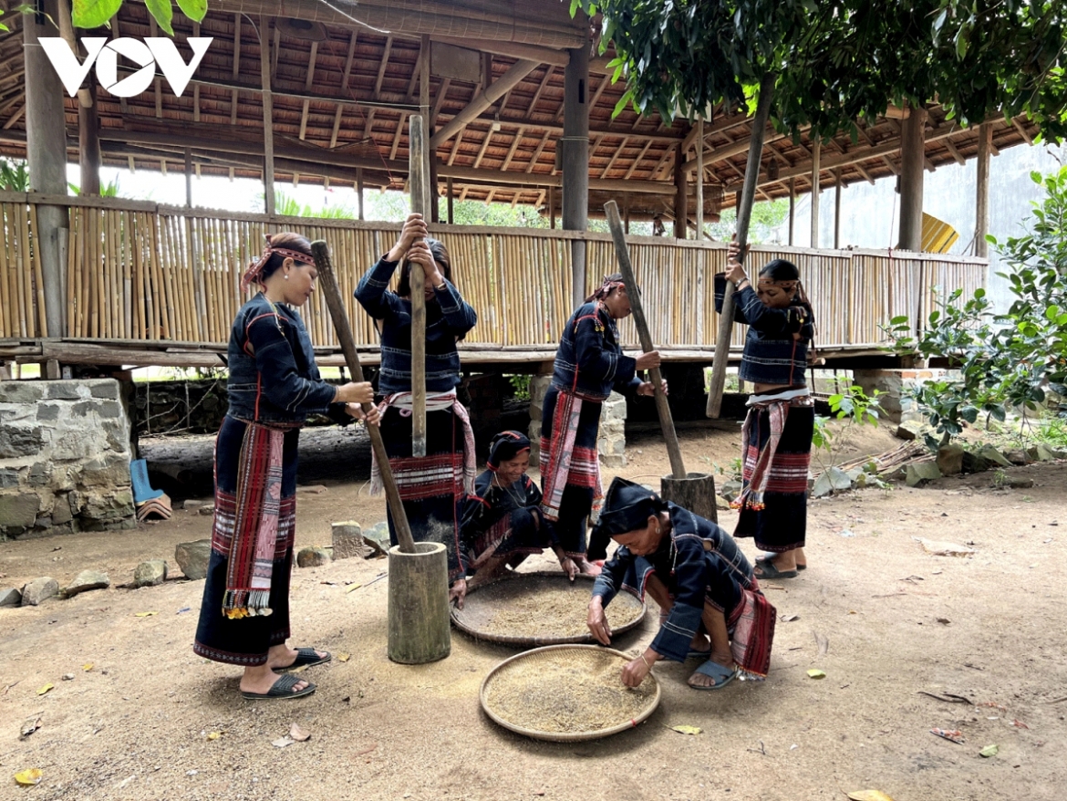 It is made using glutinous rice mixed with corn, cassava, and millet, before being brewed with yeast made from herbs.