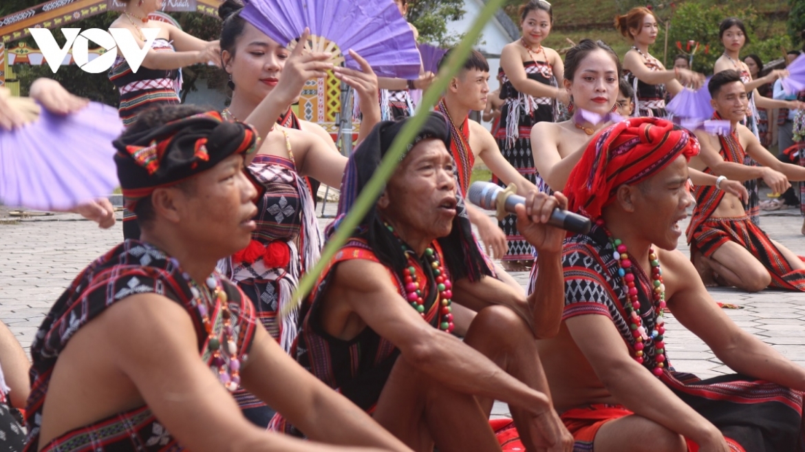 The festival consists of main rituals such as the Choh co (setting up the Neu pole), the Tong Ti ri (buffalo binding ceremony), the Chuot Ti ri (buffalo stabbing ceremony), and the Tac Ka Coong offering ceremony (offering ceremony to the mountain gods).