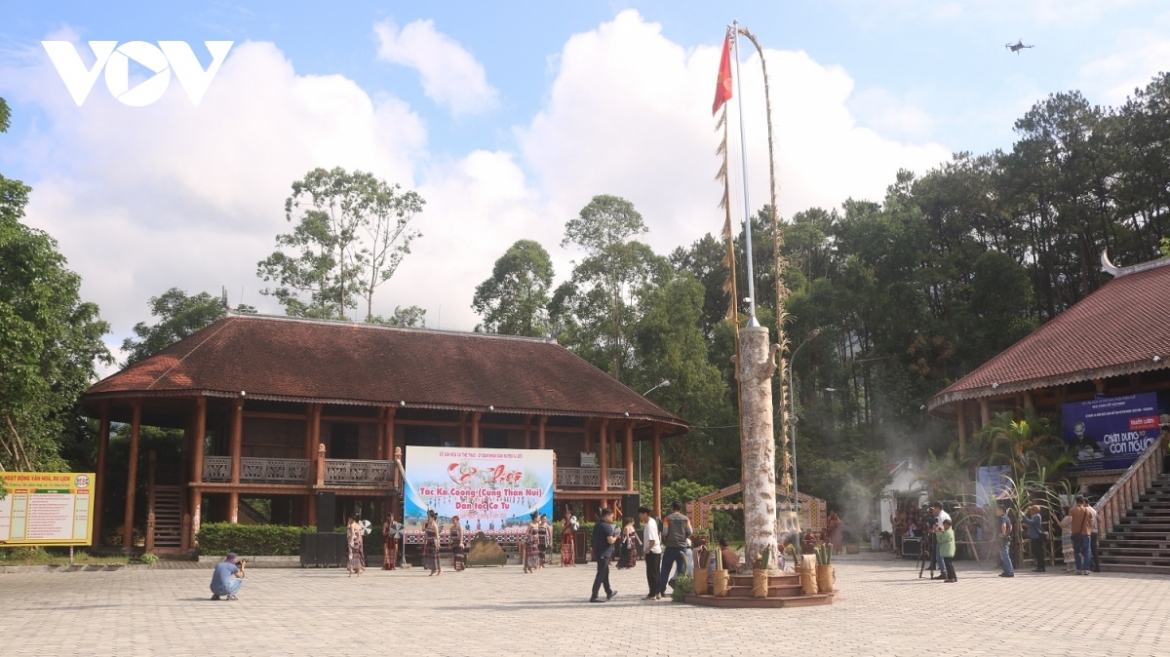 The ceremony opens by setting up the Neu pole in the sacred ground of the village, sending a message to passersby coming to the festival.