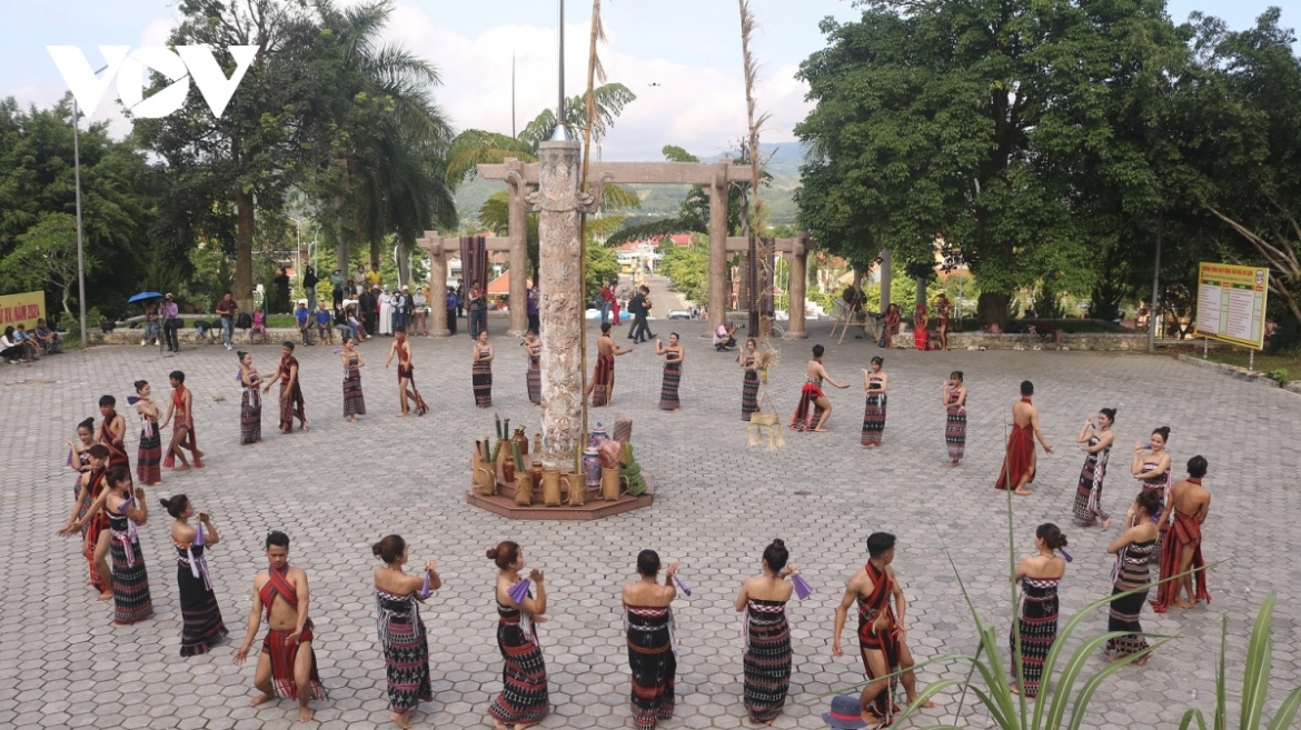 The villagers pray for the Neu pole to stand tall and unwavering, and not to tilt or break during the buffalo binding ceremony, thereby ensure that the festival will be a great success.
