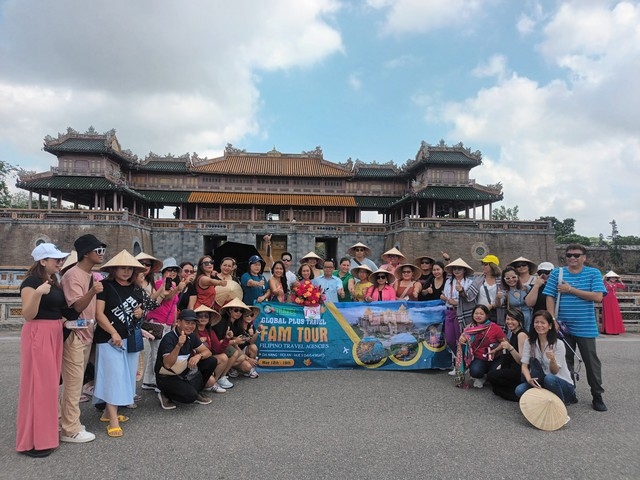 Filipino famtrip delegation surveys tourist attractions in Thua Thien-Hue province. (Photo: toquoc.vn)