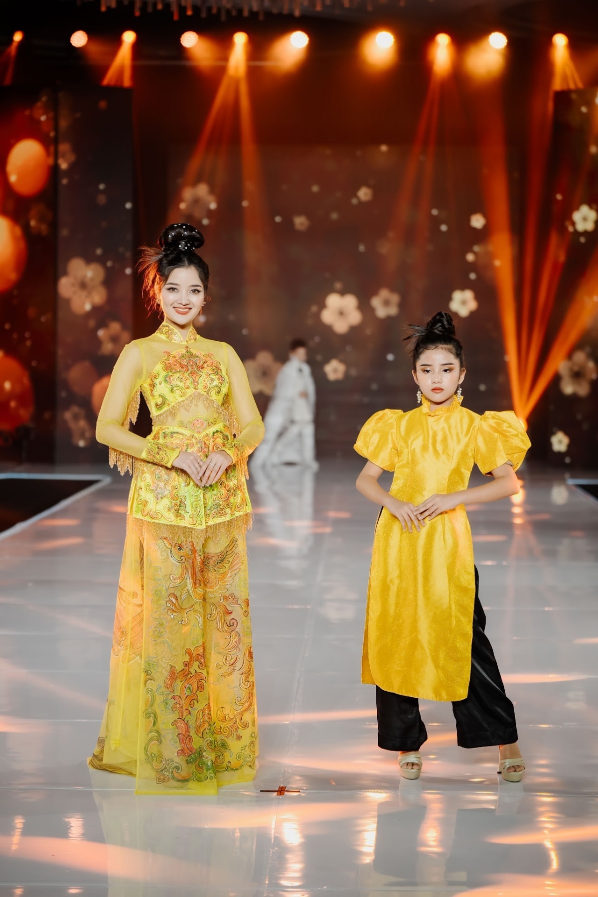 Thai beauty Chony Karnt (L) appears charming whilst donning the Vietnamese long dress.