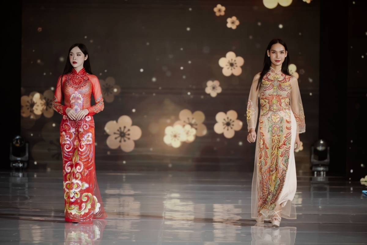 Local models show off the beauty of the Ao Dai, the traditional Vietnamese long dress, at the event.