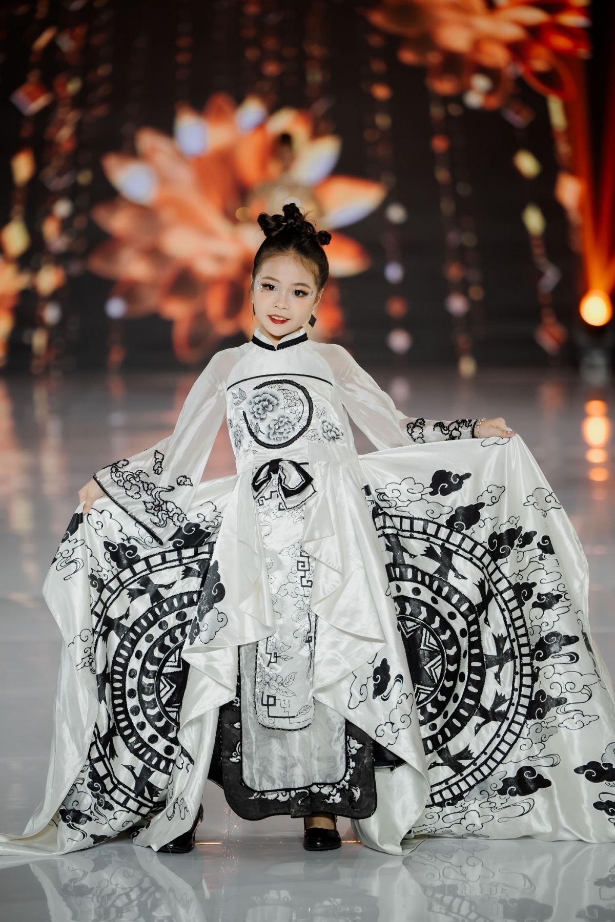 Nguyen Pham Ha Linh, the winner of child supermodel contest 2024, puts on an impressive performance during the show.