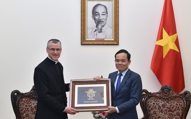 Deputy Prime Minister Tran Luu Quang (R) and Under-Secretary for Relations with States of the Holy See Monsignor Miroslaw Wachowski (Photo: VGP)