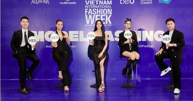 Five Vietnamese judges of the Vietnam International Fashion Week's casting round
(Photo: VNA)