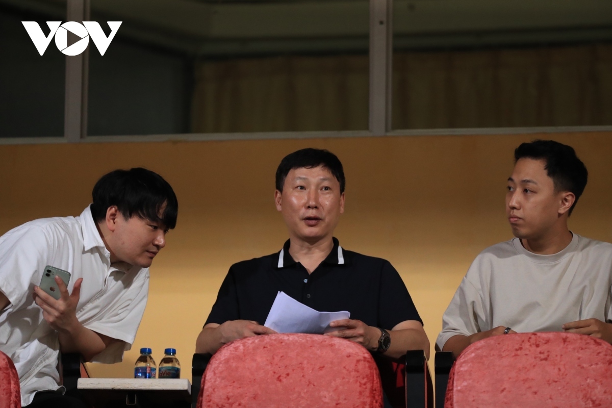 Head coach Kim-Sang-sik atach a V-League football match at Hang Day Stadium in Hanoi upon his arrival on May 5 afternoon. He is scheduled to pen a two-year contract with the Vietnam Football Federation and make his debut appearance on May 6.