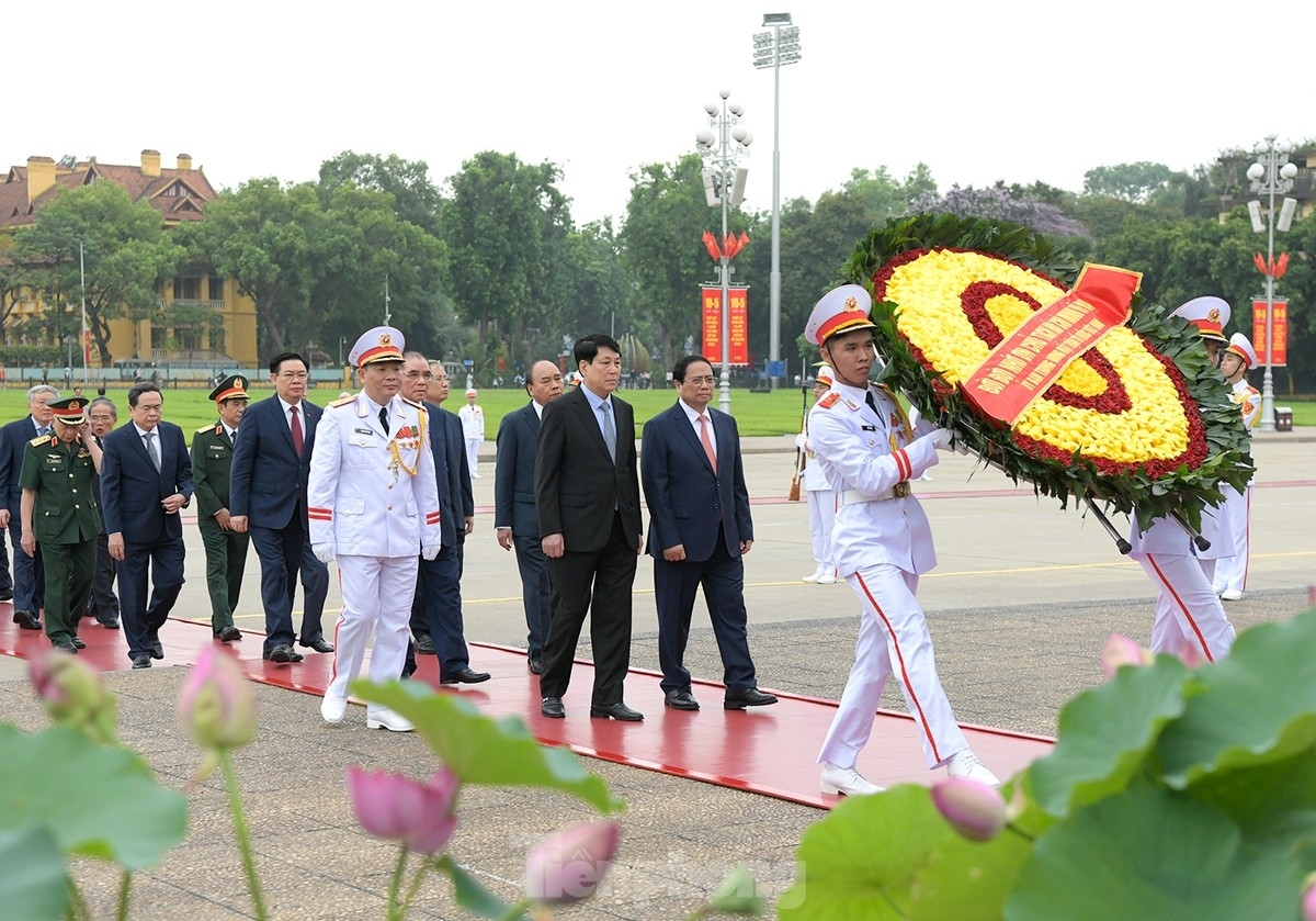 Prime Minister Pham Minh Chinh, former State President Nguyen Xuan Phuc, and former National Assembly Chairmen Nguyen Sinh Hung and Vuong Dinh Hue attend the event.