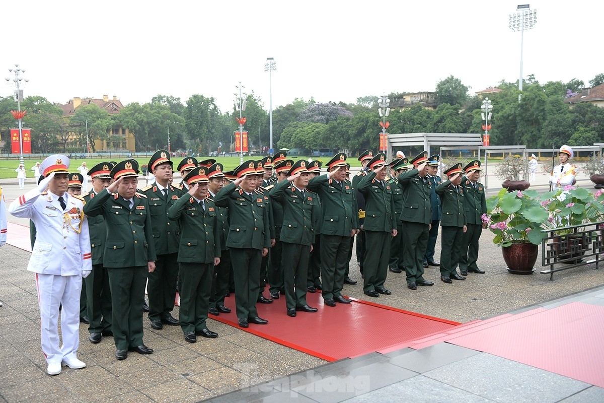 The same day sees a delegation of the Central Military Commission of the Ministry of National Defence offer incense in tribute to President Ho Chi Minh.