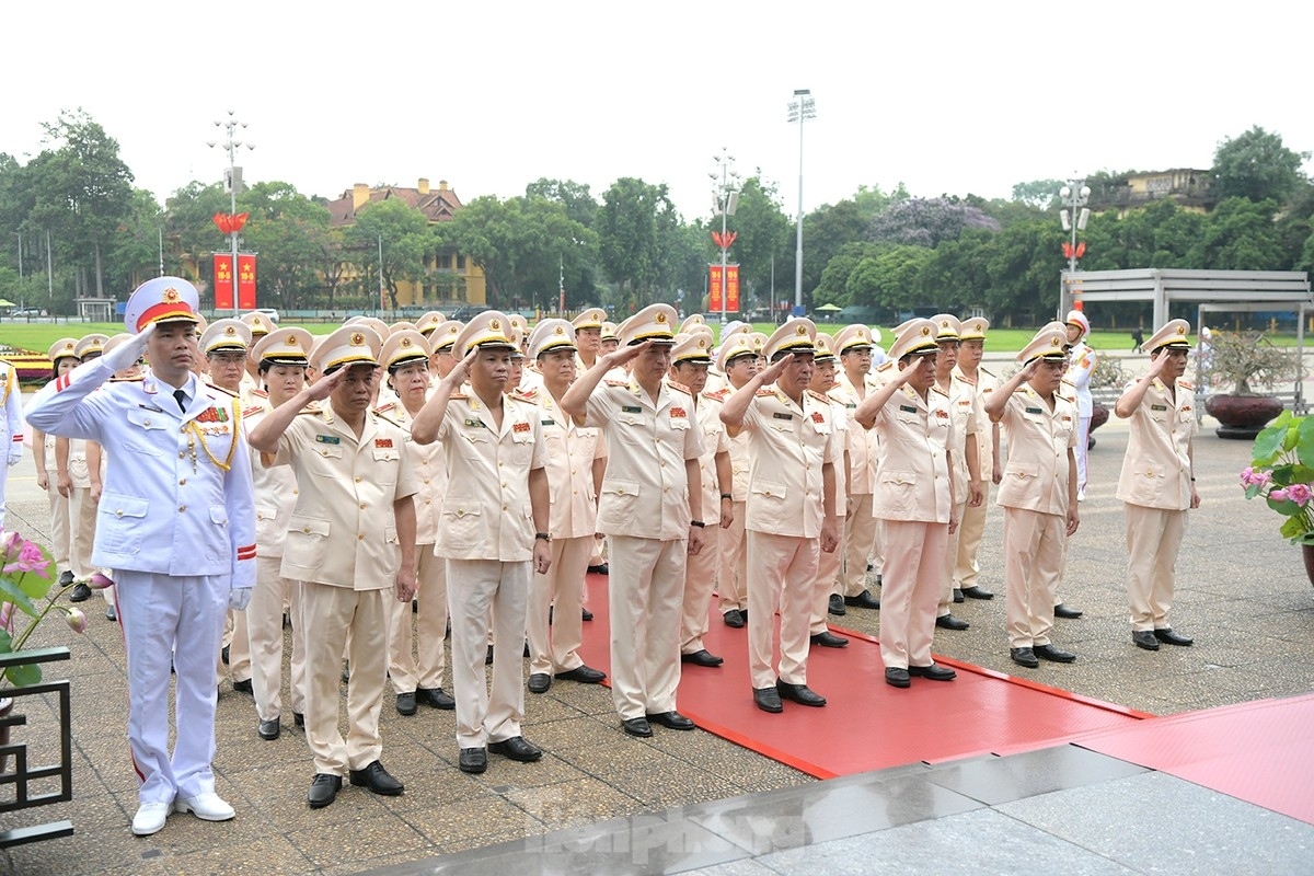 A delegation made up of the Central Public Security Party Committee of the Ministry of Public Security pays homage to President Ho Chi Minh.
