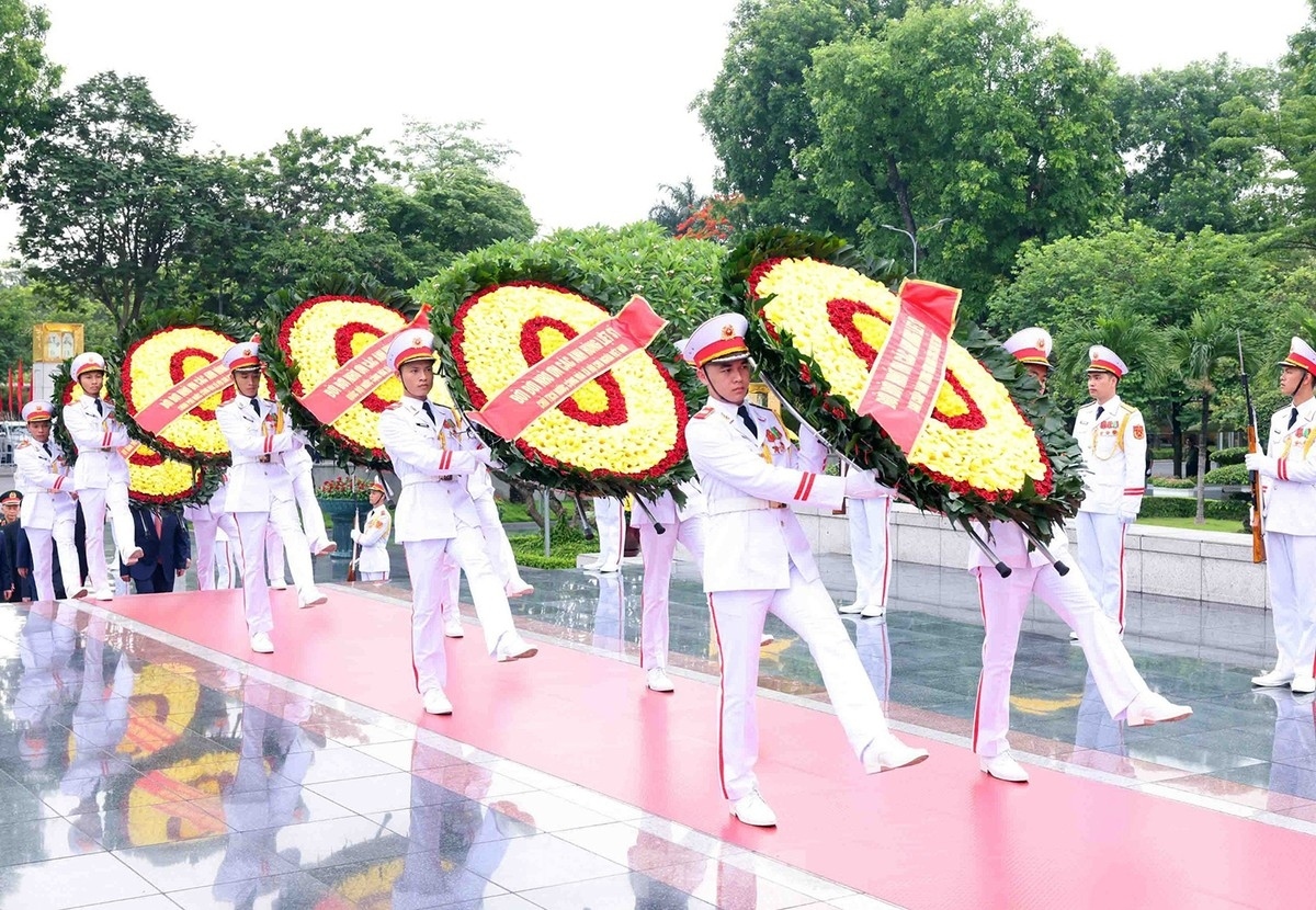 They later lay flowers and offer incense to national heroes and war martyrs at their monument on Bac Son street, recalling the sacrifices made by martyrs for the country’s independence and ultimate reunification.