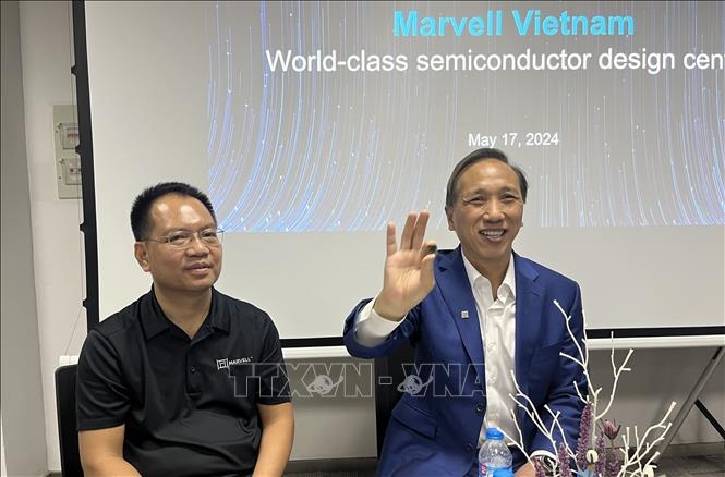 Representatives of Marvell Technology, Inc. introduce the group's microchip products at the event (Photo" VNA)