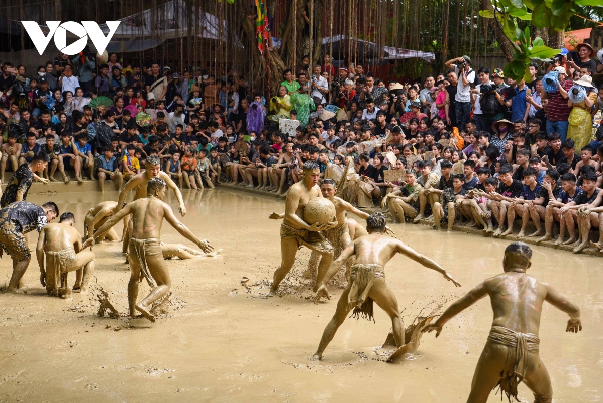 The festival attracts thousands of locals and tourists to explore the traditional cultural values of the community.