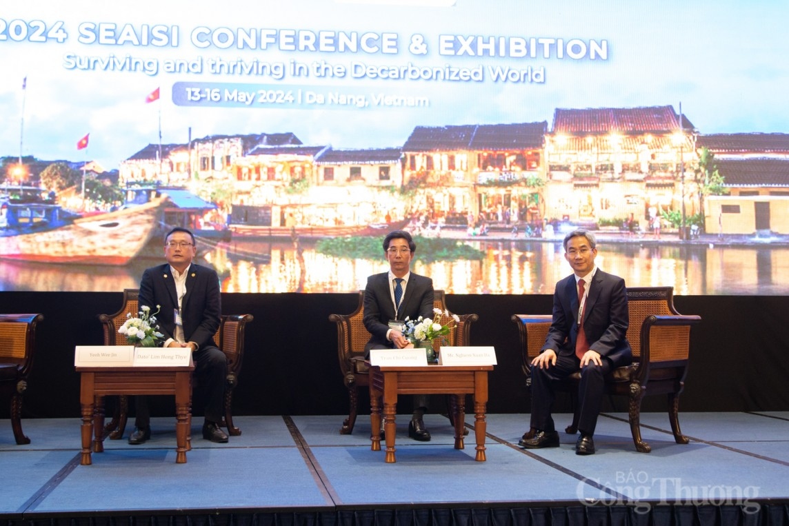 Delegates share their viewpoints at the event (congthuong.vn)
