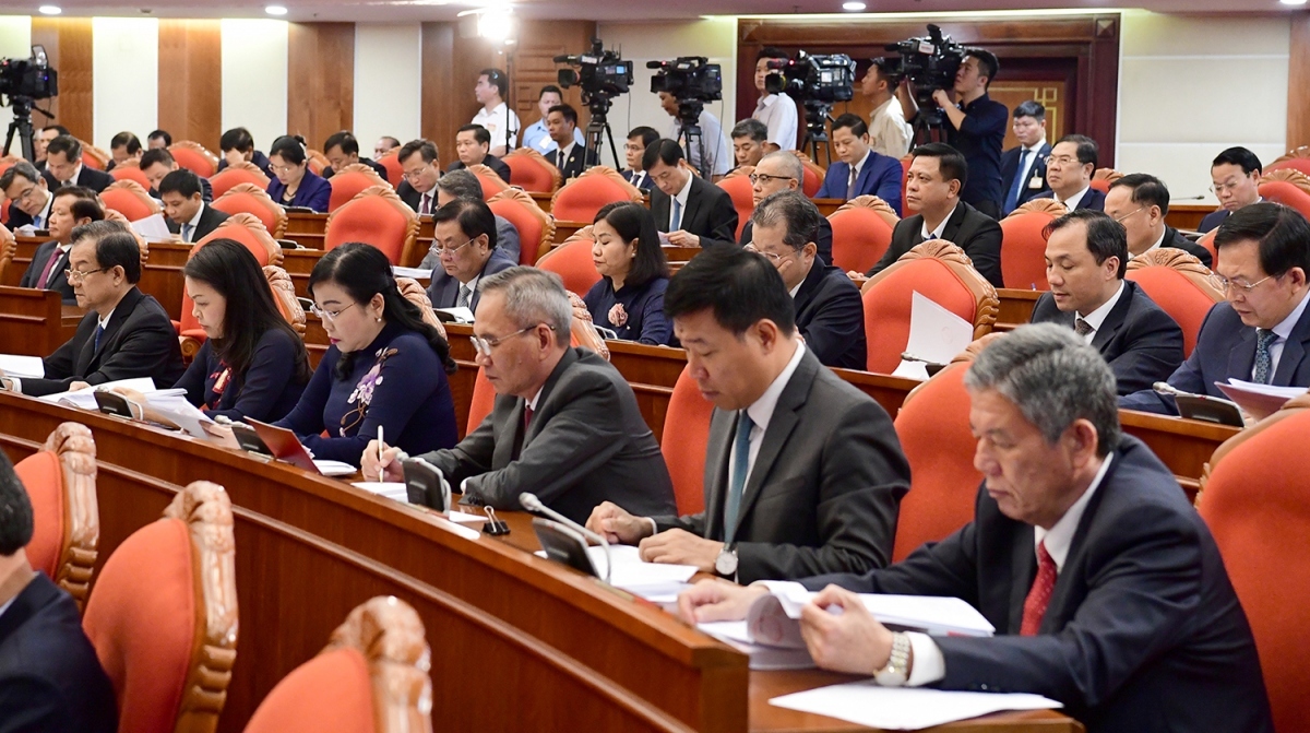 Delegates attend the ninth plenum of the 13th Party Central Committee.