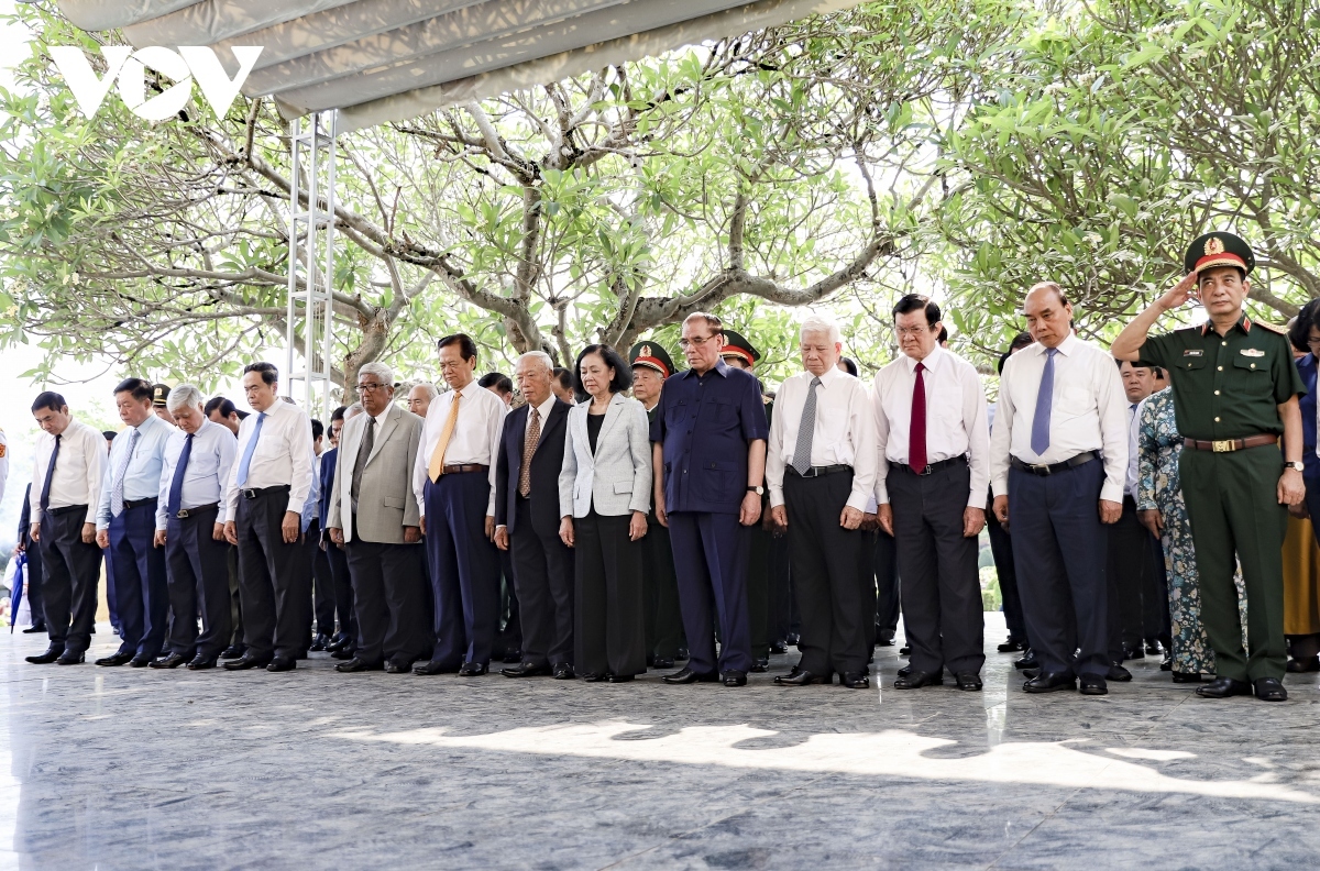 In a solemn atmosphere, the leaders express their heartfelt gratitude to those who fought bravely and laid down their lives during the Dien Bien Phu campaign, leading to the glorious victory over French colonialism on May 7, 1954.