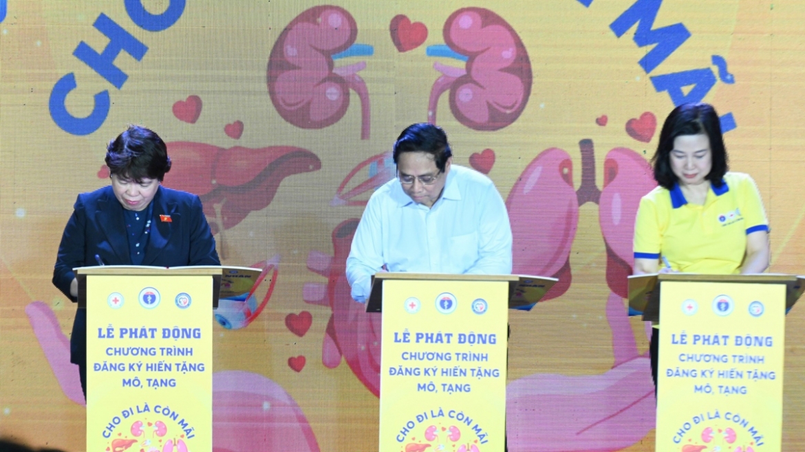 Prime Minister Pham Minh Chinh and delegates register to donate their organs and tissues in the campaign