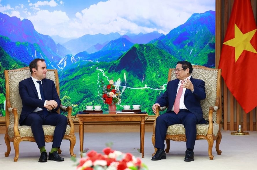 French Minister of the Armed Forces Sebastien Lecornu (L) says besides attending a grand ceremony in Dien Bien to mark 70 years of the Dien Bien Phu Victory on May 7, he is discussing with relevant Vietnamese agencies preparations for the upcoming visit to Vietnam by French President Emmanuel Macron. (Photo: VGP)