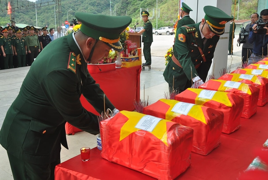 Remains of 11 Vietnamese martyrs are repatriated from Laos (Photo: qdnd.vn)