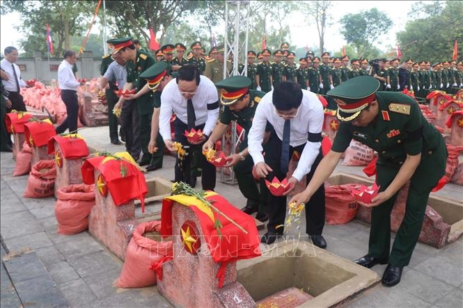 The remains of 87 Vietnamese volunteer soldiers and experts are laid to rest at the Nghi Loc district Martyrs’ Cemetery in the central province of Nghe An (Photo: VNA)