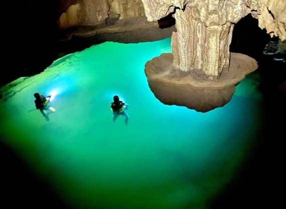 A new lake has been discovered inside the pristine Thung Cave within the World’s Natural Heritage Phong Nha-Ke Bang National Park in Quang Binh province. (Photo courtesy of Quangbinh Tourism)