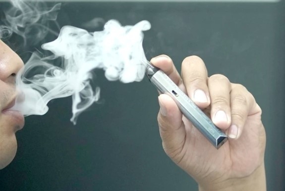 A man uses e-cigarette.