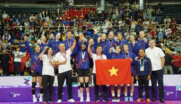 Vietnamese women's volleyball team brings home the trophy after beating Kazakhstan 3-0 in the final match on May 29
(Photo: thanhnien.vn)