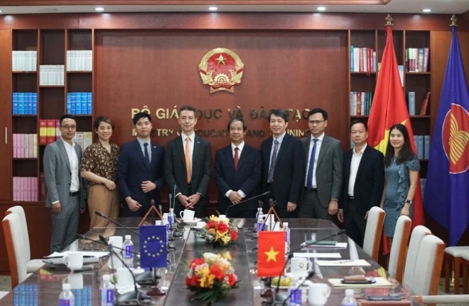Minister of Education and Training Nguyen Kim Son (fifth from right), EU Ambassador Julien Guerrier (fourth from left) and other officials pose for a group photo at the working session