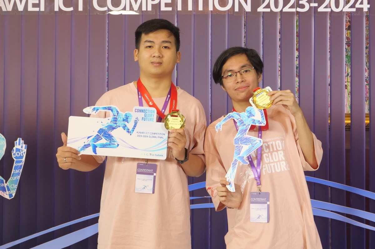 Dang Phuong Khoi Nguyen of the FPT University Da Nang and Nguyen Dac Phuc of the University of Economics - Technology for Industries win third prize at Huawei ICT competition