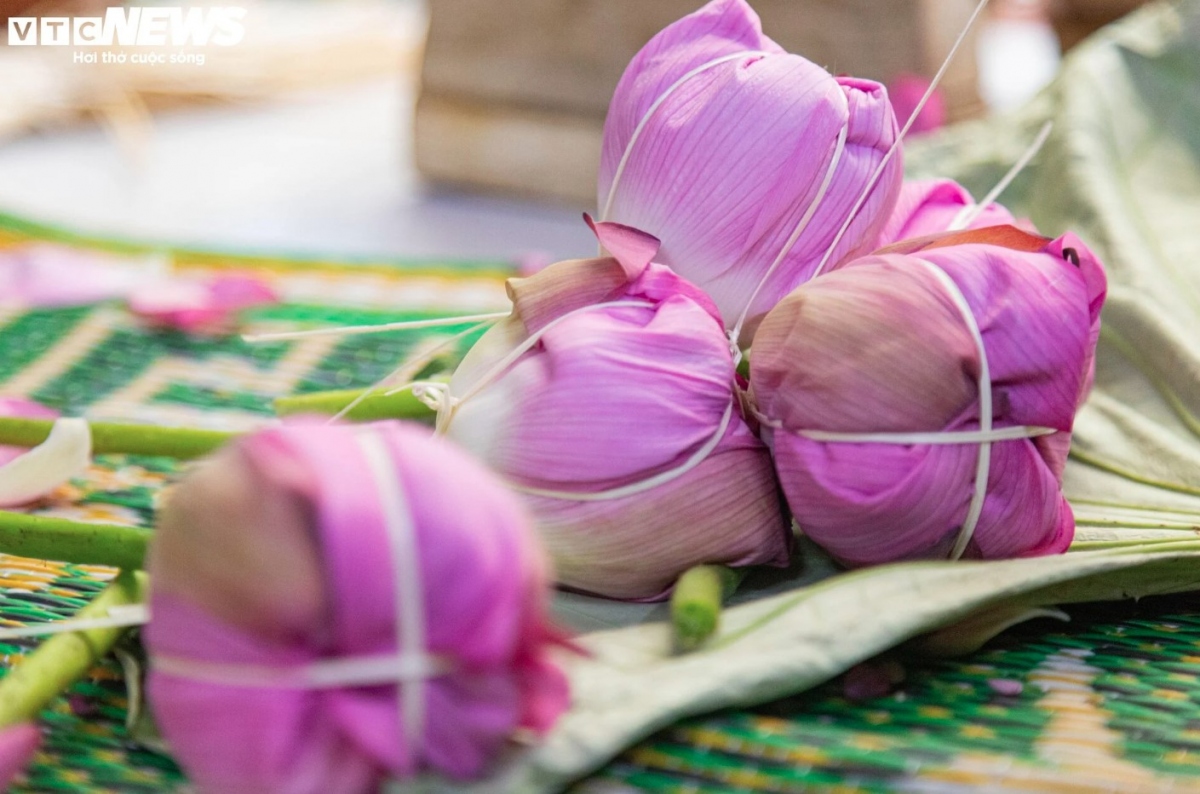 Around 1,200 to 1,500 lotus flowers are needed in order to scent roughly three kilograms of tea.