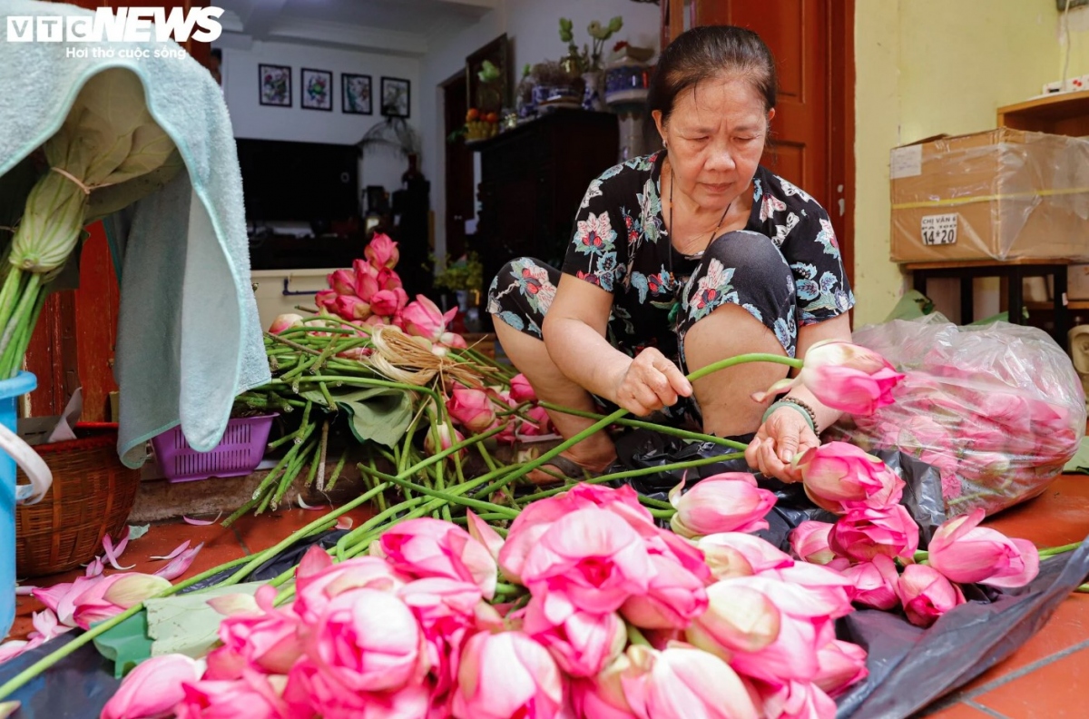 Ngo Thi Than is one of a few artisans who is well-known for traditional lotus tea making in Quang An village of Tay Ho district in Hanoi.