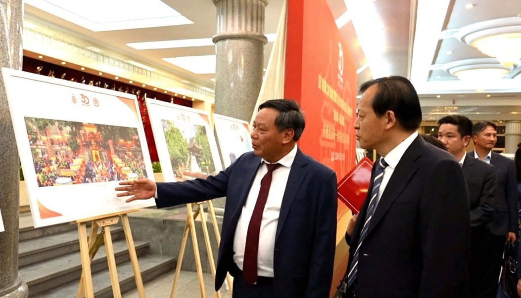 Vice Secretary of the Hanoi Party Committee Nguyen Van Phong (R) and Deputy Secretary of the Party Committee of Beijing and President of the Beijing Municipal Party Committee School Liu Wei visit a photo exhibition marking the 30th anniversary of the Hanoi-Beijing friendship.