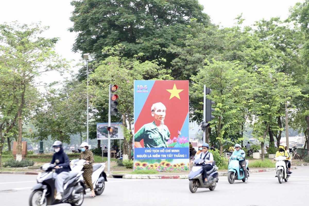Recent days has seen the streets of Hanoi decorated with red flags, colourful banners and posters to celebrate the 134th birthday of President Ho Chi Minh on May 19.