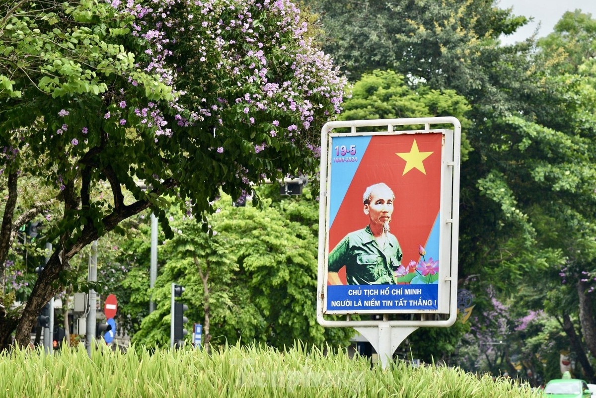 Banners, red flags, and posters are hung along the main streets and in the densely populated areas of Hanoi as they lift people's spirits on this memorable day.