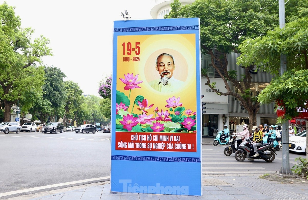 Red flags and banners grace Hanoi's main streets, including Hoang Dieu, Hung Vuong, Dinh Tien Hoang, Phan Dinh Phung, and others.