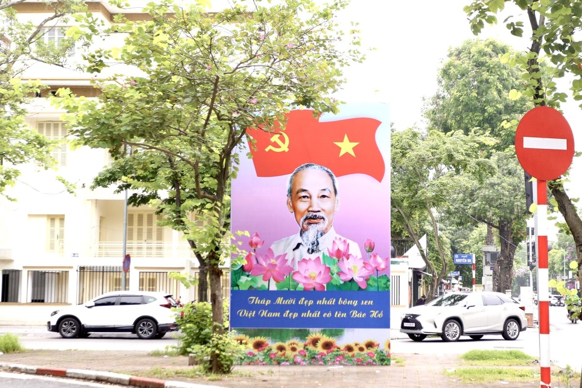 This large billboard is placed on Nguyen Du street.