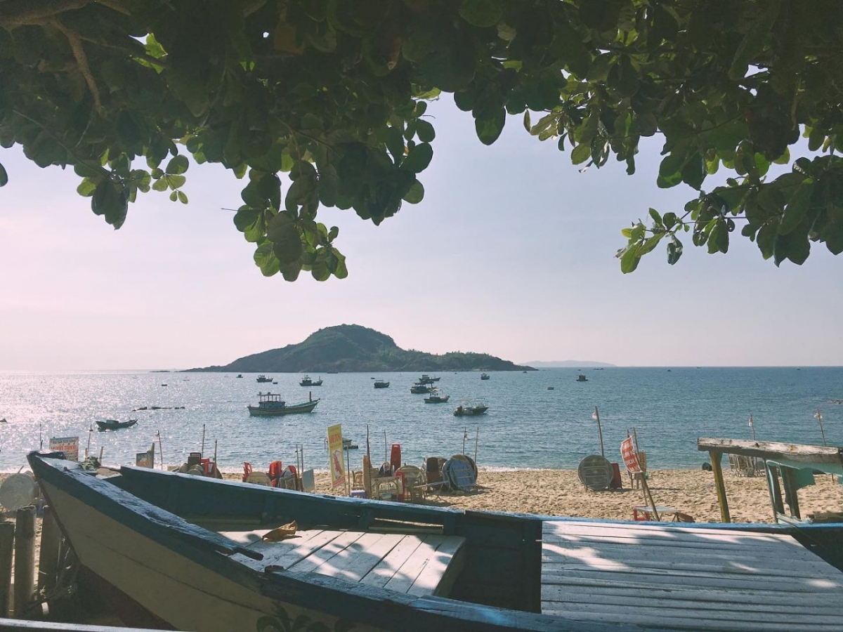 Bai Xep fishing village is situated about 13km from the centre of Quy Nhon city. Visitors can take various vehicles such as taxis, buses, or motorbike rides to reach the area. (Photo: tcdulichtphcm.vn)