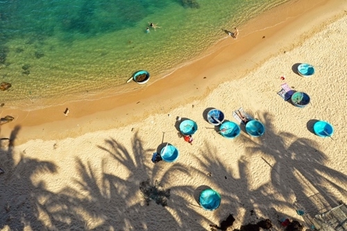 Boasting pristine beauty, Bai Xep is chosen by many foreign tourists as a must-see destination while traveling to Quy Nhon. (Photo: qdnd.vn)