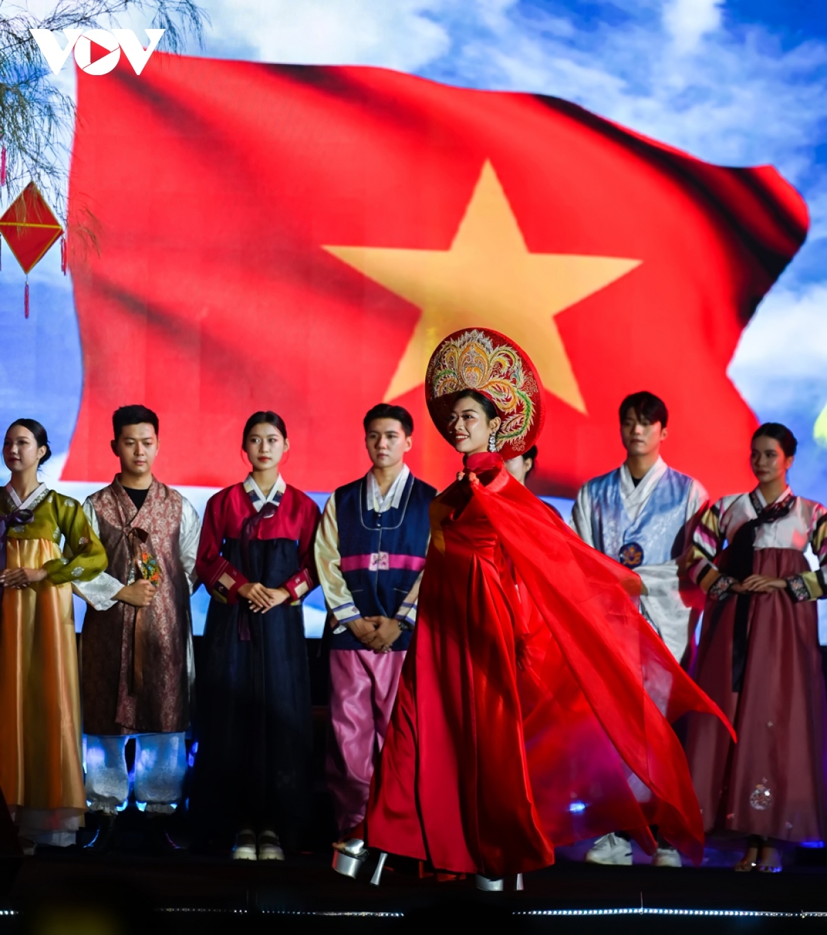 Young girls and boys show off their charm, grace and elegance in Vietnamese and Korean costumes.