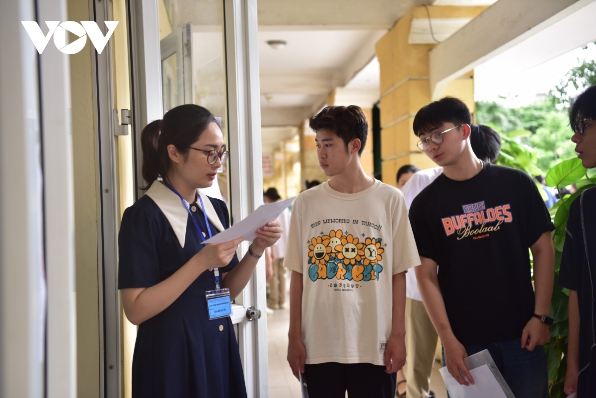 On the morning of June 27, they will do a test on Vietnamese literature for 120 minutes, followed by a 90-minute math test in the afternoon.