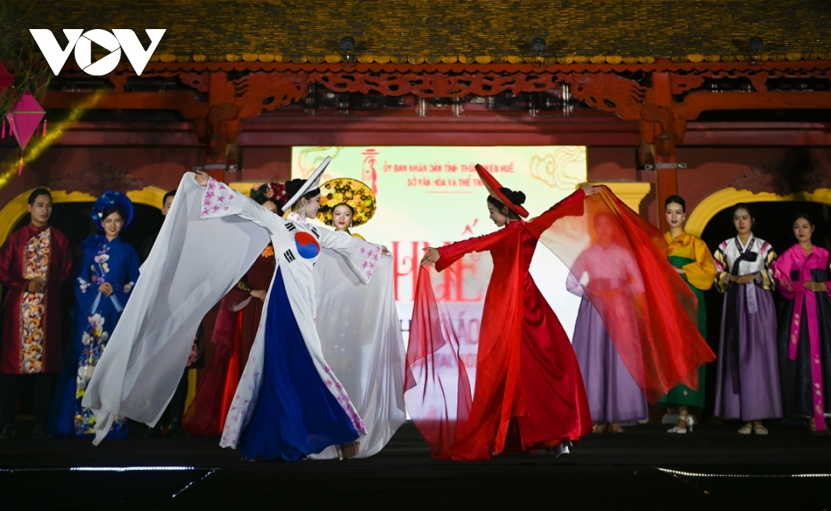 The show is expected to help the audience understand more about the traditional costumes of both Vietnam and the Republic of Korea that have many cultural and historical similarities.